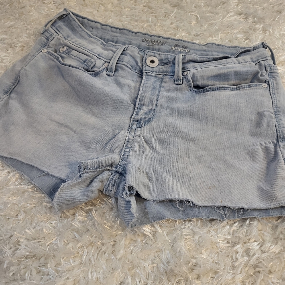 Denizen by Levi's Jegging Cut Off Shorts, Light Wash Blue, Size 9 - Picture 2 of 8